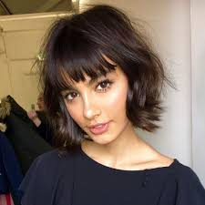 Les coupes tendances à adopter après 50 ans. 715 Likes 32 Comments Lais Botelho Laisbot On Instagram Last Day At Boohoo For One Month W My Short Wavy Hair Thick Hair Styles Short Hair With Bangs