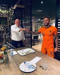 Striker belanda memphis depay saat pertandingan belanda melawan austria dalam grup c euro 2020 di johan cruyff arena di amsterdam pada 17 juni 2021. Memphis Depay Jadi Pemain Ke 21 Belanda Di Barcelona Okezone Bola