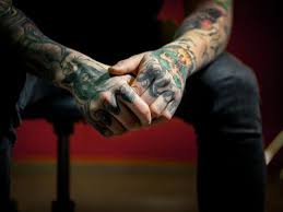 Tatuagem e piercing: a quem eu adoro com o meu corpo?