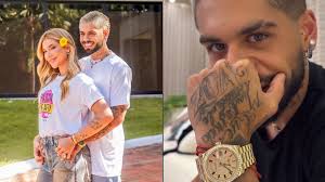 Zé Felipe ganha relógio de mais de 900 mil da esposa, Virginia, como  presente de aniversário