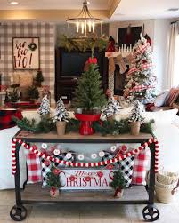 40 Cozy And Wonderful Rustic Farmhouse Christmas Decorating Ideas In 2020 Farmhouse Christmas Decor Christmas Mantel Decorations Christmas Home