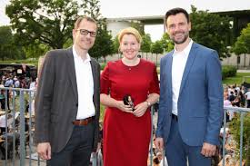 Allerdings belastet die politikerin die affäre um anfang des monats hatten union und spd neue hilfen für familien, restaurants und. Bundesfamilienministerin Franziska Giffey Spricht Erstmals Beim Sommerfest Der Deutschen Games Branche Game