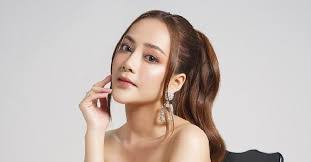 Alma Amos's Instagram, Twitter & Facebook