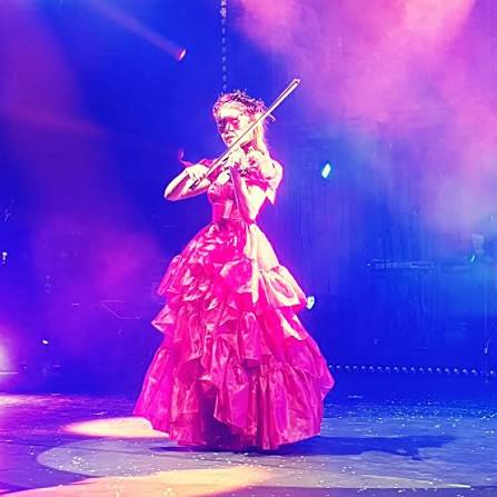 It was amazing to see & meet the incredible Lindsey Stirling @ lindseystirling at the Royal Albert Hall @royalalberthall last night on her  amazing #DualityTour I've know idea how she manages to play
