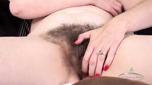 Indah jembut tebal pukas sayang rebeka strip ke bawah untuk bermain dengan  jembut tebal pukas kemaluannya