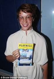 Alanis Morissette Looks Unrecognizable As She Unveils New Short Hair Alanis Morissette Short Hair Styles Dear Evan Hansen
