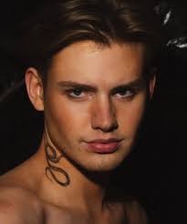 21岁的小鲜肉突然出现男性特征，让不少人感到无所适从…_搜狐网