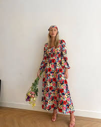 De zomer komt er weer aan, wat dan zeker niet mag ontbreken in je garderode is een hele fijne zomerjurk. Lente En Zomerjurk Met Bloemenprint Maxi Dress Dresses Fashion