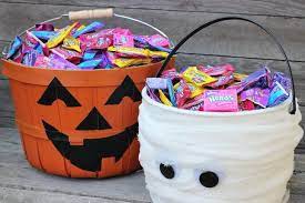 11 Cute Trick Or Treat Bags You Can Totally Diy Trick Or Treat Bags Halloween Bags Halloween Hacks