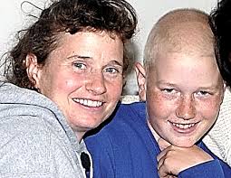 Mom, opposed to chemotherapy, who fled with cancer-stricken boy returns  voluntarily