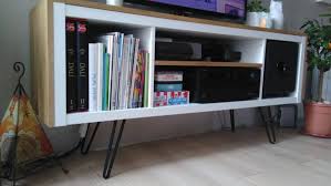 Panneau de particules, panneau de fibres de bois, plastique. Un Meuble Tele Sur Pied Customise Et Accueille Un Caisson De Basse