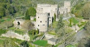 Chateau De Chouvigny Allier Auvergne Chateau Paysage Auvergne Ruines Du Chateau