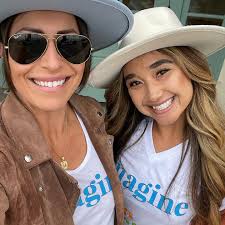 𝘐 𝘤𝘢𝘯'𝘵 𝘣𝘦𝘭𝘪𝘦𝘷𝘦 𝘴𝘩𝘦'𝘴 𝘥𝘰𝘪𝘯𝘨 𝘵𝘩𝘢𝘵”⁣ ⁣ What?⁣ A  multi level marketing bizz that allows me to... ⁣ Offer non-toxic products  𝐚𝐥𝐨𝐧𝐠𝐬𝐢𝐝𝐞 my coaching for healthy living + self confidence⁣ ⁣ Be