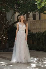 Ein kurzes hochzeitskleid ist besonders bei. Brautkleid Mit Spitze Und Layering Effekt Von Sincerity Modell 44072 Heiraten Mit Braut De Kleid Hochzeit Braut Brautkleid