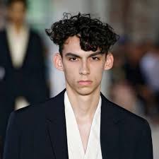 Rambut bertugas untuk melindungi kulit kepala dari paparan langsung sinar matahari. 28 Trend Rambut Ikal Pria Yang Bikin Penampilanmu Semakin Keren