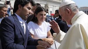Checo pérez y carola martínez tiene dos hijos: Checo Perez Y Su Esposa Reciben Bendicion Del Papa