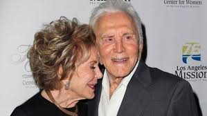 With over 92 acting credits, including some 75 movies, douglas became a superstar even before the term was coined. Kirk Douglas Y Anne Buydens El Eterno Noviazgo En Un Mundo De Locos