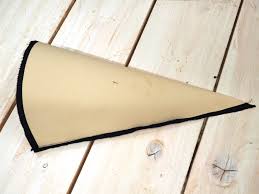 Donc vous trouverez sur cette page un mobile à monter avec de magnifiques personnages dessinés rien. Tuto Halloween Comment Coudre Un Chapeau De Sorciere