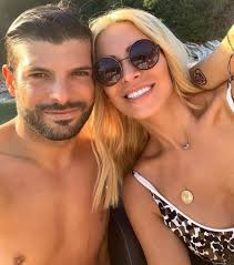 Η κατερίνα καινούργιου μίλησε για το bullying που έχει δεχτεί για την άρθρωσή της και ο δημήτρης παπανώτας χαρακτήρισε «βλασφημία» την τοποθέτησή της. Katerina Kainoyrgioy H Nea Koinh Fwtografia Me Ton Syntrofo Ths Filippo Tsagkridh Fthis Gr