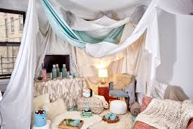 An Interior Designer S Tips For Building An Awesome Indoor Fort Indoor Forts Living Room Fort Build A Fort