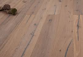 Zu Einem Unschlagbar Guten Preis Leistungsverhaltnis Prasentiert Sich Die Landhausdiele Eiche Nebraska Der Mark Landhausdiele Eiche Landhausdiele Holzmaserung