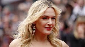 She is the recipient of an academy award, an emmy award, three golden globe awards and a grammy award. Kate Winslet I Wish I D Had Help Dealing With Fame Bbc News