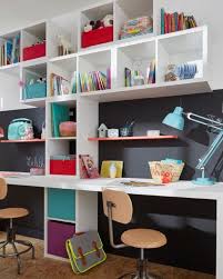 Dans La Chambre Des Enfants Ou La Salle De Jeu Jouez Avec Les Couleurs Les Volumes Et Rangement Chambre Enfant Rangement Salle De Jeux Etagere Chambre Enfant