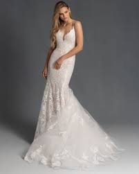 Hayley Paige Spring 2020 Zazu Embroidered Trumpet Wedding Dress With Scalloped Sweetheart Ne Wedding Dresses Sheath Wedding Dress Lace Wedding Dresses Blush
