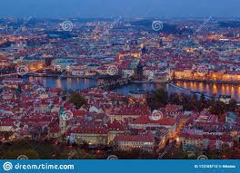 Lees gastbeoordelingen en boek de perfecte accommodatie voor je reis. Prague Cityscape In Tsjechie Stock Foto Afbeelding Bestaande Uit Middeleeuws Praag 172108712