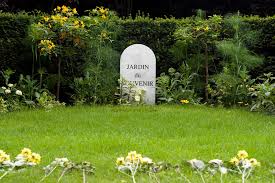 Un jardin du souvenir est un espace de dispersion des cendres des défunts ayant fait l'objet d'une crémation. Cimetiere Du Pere Lachaise Page Paysage