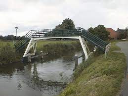 Having 3880 inhabitants in 2006, it's close to kudelstaart and aalsmeer. Kwakel