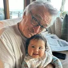 Robert De Niro says he spends his mornings watching Ms. Rachel with his  20-month-old daughter, Gia.