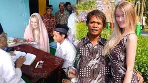 Punya Menantu Bule Ibunda Nur Khamid Ngobrol Pake Bahasa Inggris Dia Bilang Apa Saya Cuma Iya Tribun Pekanbaru