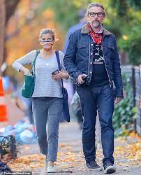 Ethan green hawke was born on november 6, 1970 in austin, texas, to leslie carole (green), a charity worker, and james steven hawke, an insurance actuary. Ethan Hawke 50 Makes Rare Appearance With Wife Of 12 Years Ryan Shawhughes Aktuelle Boulevard Nachrichten Und Fotogalerien Zu Stars Sternchen
