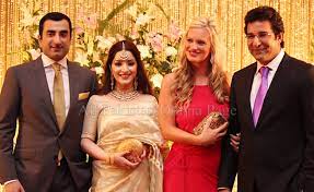 Pak cricketer wasim akram की पत्नी ने कंगना रनोट के लिए लिखा कुछ ऐसा, ट्वीट हो रहा वायरल. Wasim Akram With Her Wife Shanira Beautiful Celebrities Bridesmaid Dresses Wedding Dresses