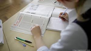 جائزة لعالم لغة ألماني لجهوده في مكافحة تأثير اللغة الإنجليزية منوعات نافذة Dw عربية على حياة المشاهير والأحداث الطريفة Dw 20 10 2019