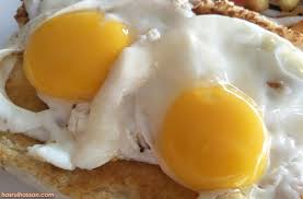 The dish is a popular breakfast food as well as tea time snack in countries like brunei, indonesia, and malaysia. Roti Bakar Telur Goyang