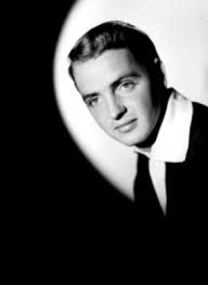 Raúl Farrel, en tres cuartos de perfil hacia la derecha, viste formal,  retrato