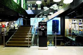 It was demolished in 1971 and replaced by the westfield forum des halles, a modern shopping mall built largely underground and directly connected to the massive rer and métro transit hub of. Halle Chaussures Toute L Actu De L Enseigne De Chaussures De Mode