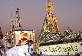 La talla de la virgen se encuentra en el brazo derecho del crucero de la catedral, enmarcada por un retablo de tablas pintadas, gótico del siglo xiv, realizado por juan de borgoña. Fiesta De La Virgen De La Carihuela Fest Der Jungfrau Der Carihuela Juli Einzigartiges Fest Costa Del Sol Malaga Diputacion De Malaga