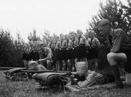 Hitlerjugend, abreviado hj) fueron establecidas por el partido nacional socialista alemán de los trabajadores (nsdap) en 1926 para crear un nuevo sistema de adiestramiento para los jóvenes alemanes. Juventudes Hitlerianas Que Y Quienes Fueron Hitler Jugend Actually Notes Magazine