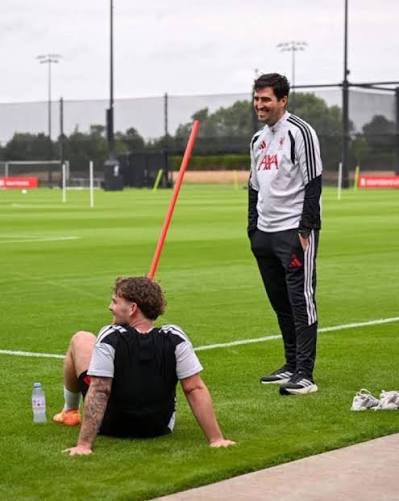 Andoni Iraola and Harvey Elliott at Liverpool as players returning for pre-season training 🔴