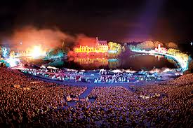 Profitez dès à présent du puy du fou le célèbre parc d'attraction ouvre ses portes le 1 avril 2017 réservez dès à present votre gite au domaine du vieux chene en vendee. Le Reporter Sablais Puy Du Fou Vendee Le Puy Du Fou Decale Son Ouverture 2021