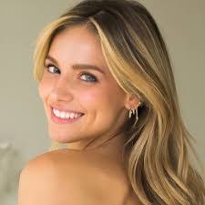 Kari Riley's Instagram, Twitter & Facebook