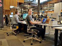 Mark Zuckerberg At His Desk At Facebook Hq Menlo Park Ca Corporate Office Design New York Office Ceo Desk