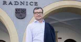 Zvolení Ratha zastupitelem Hostivice bylo neplatné, rozhodl soud