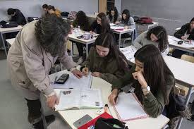 O ministro da educação, tiago brandão rodrigues, adiantou hoje que as listas de colocação de professores para o próximo ano letivo estão a ser ultimadas, prevendo a sua publicação hoje. Colocacao De Professores Cerca De 34 Mil Candidatos Para 8600 Lugares Educacao Publico
