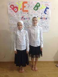 ausgeschaffte tschetschenen madchen marha 12 und linda 10 jetzt mussen sie kopftuch tragen kopftuch madchen tuch