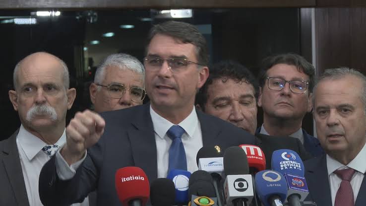 Campanha promete 'Tesouraço' na máquina pública, gerada com IA