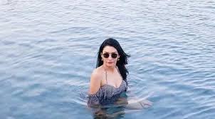 Tyas mirasih saat diskusi virtual sabtu (31/7/2021). Penampakan Tyas Mirasih Dalam Foto Dan Video Di Kolam Renang Singapura Entertainment Fimela Com